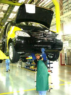 A Mercedes-Benz Viano transporter last week rolled off the production line of Fujian Daimler Automotive Co. 